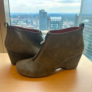 Gentle  Souls women’s 9 suede boots mint condition in beautiful gray 9M